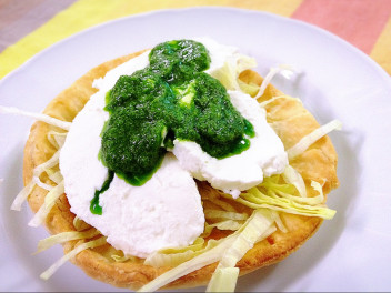 Tartelette with savoy cabbage and tomino in green sauce