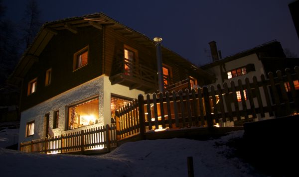 Hotel Villa Anna Maria illuminato di notte con la neve
