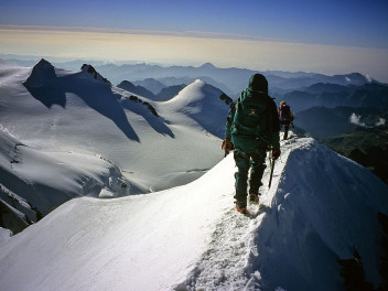 Mountaineering on ice in Monte Rosa (photo Visitmonterosa)