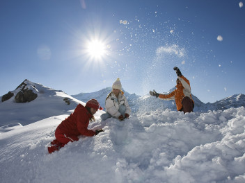 Children play in the fresh snow in the Monterosa Ski area (Photo Visitmonterosa)