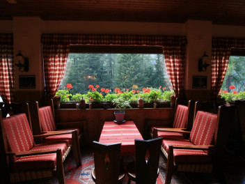 Il soggiorno dell'hotel offre comodi tavoli e poltrone per la convivialità