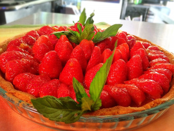 Tart with fresh strawberries