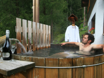 Relax nella vasca Størvatt all'esterno dell'hotel