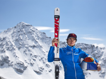 Ivan Origone con il casco e gli sci