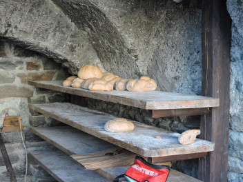 The typical Valdostan black bread (photo Visitmonterosa)