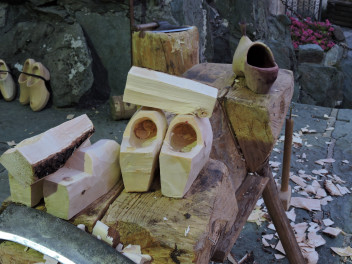 La fabbricazione degli sabots, tipica calzatura in legno della Valle d'Aosta (foto Visitmonterosa)