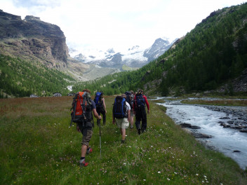 Trekking at the foot of Monte Rosa (photo Visitmonterosa)